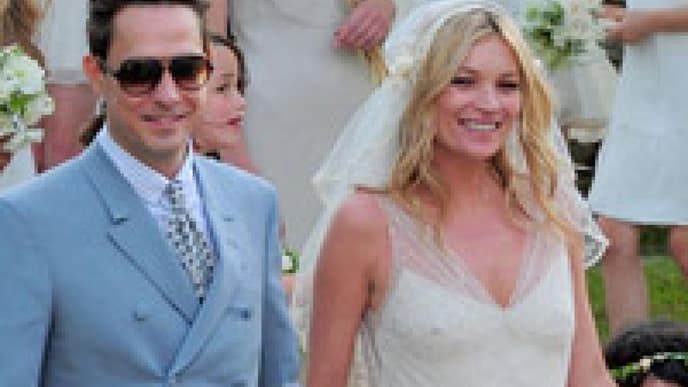 Anziehen/Ausziehen: Kate Moss Hochzeitskleid