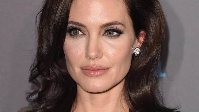 Angelina-Jolie-Candylipz
