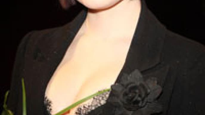 kelly-osbourne-liess-sich-bei-blugirl-blicken-bild-getty-images-200x300-10222.jpg