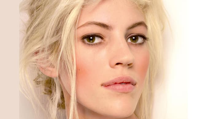 dunkel-augenbrauen-helle-haare