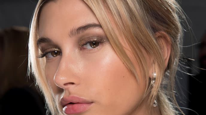 Hailey Baldwin goldener Lidschatten