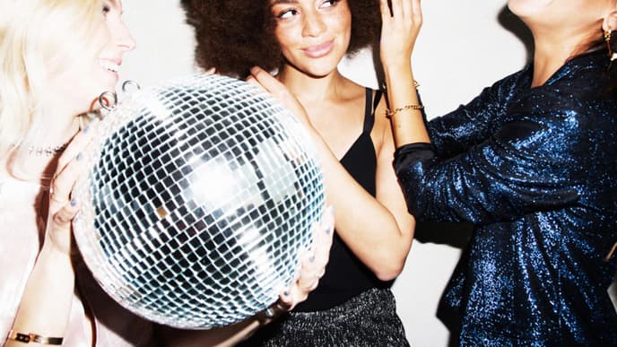 Time to shine! Drei It-Girls ziehen in den neuen Must-Have Sneakern durch die Nacht.