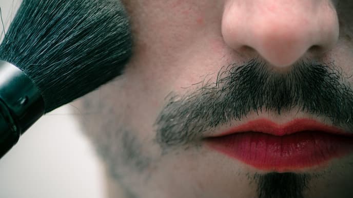 Mann mit Make-up