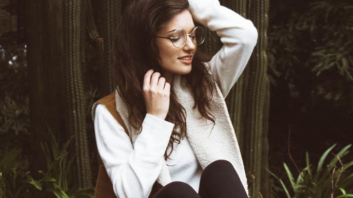 Schlaue Frau mit Brille