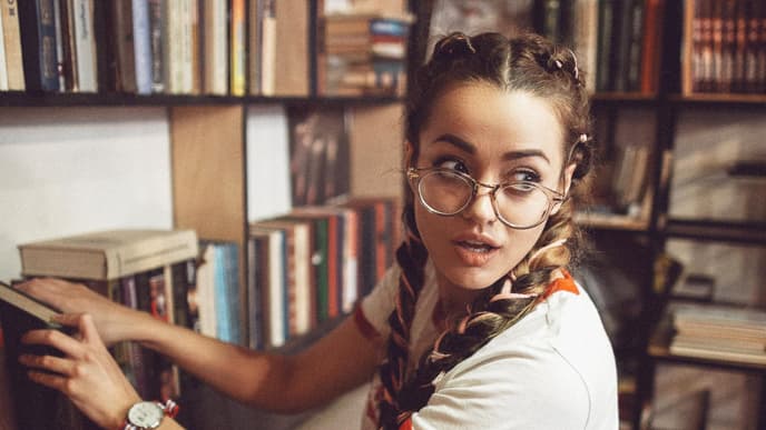 frau-in-bibliothek