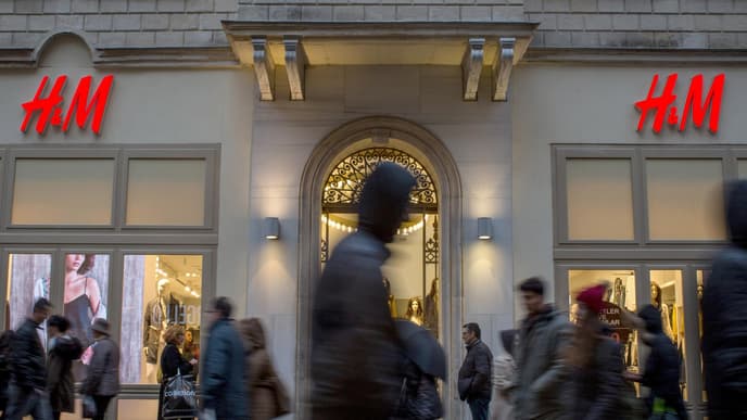 H&M Geschäft außen dunkel