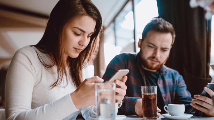 Micro Cheating Handy Paar