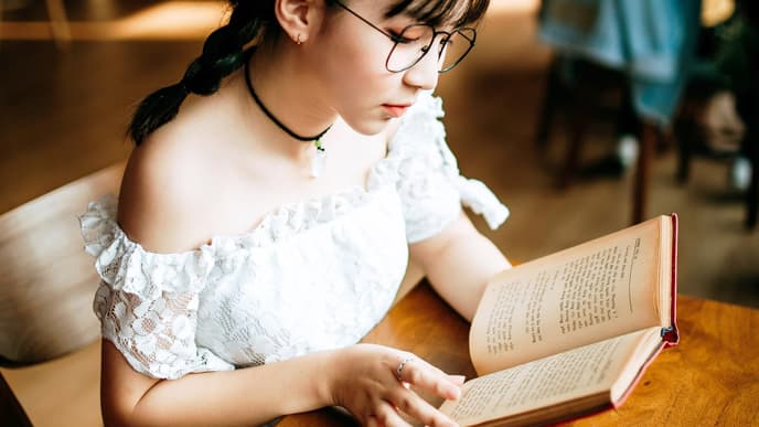 frau-mit-brille-liest-buch