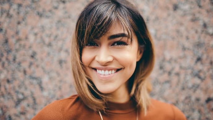 Singles glücklicher allein Frau lacht 