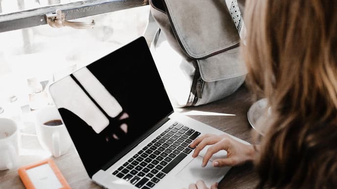 frau-am-laptop