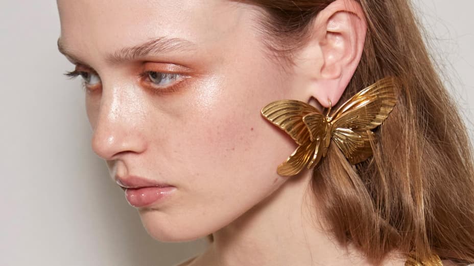 Model mit Cinnamon Roll Make-up