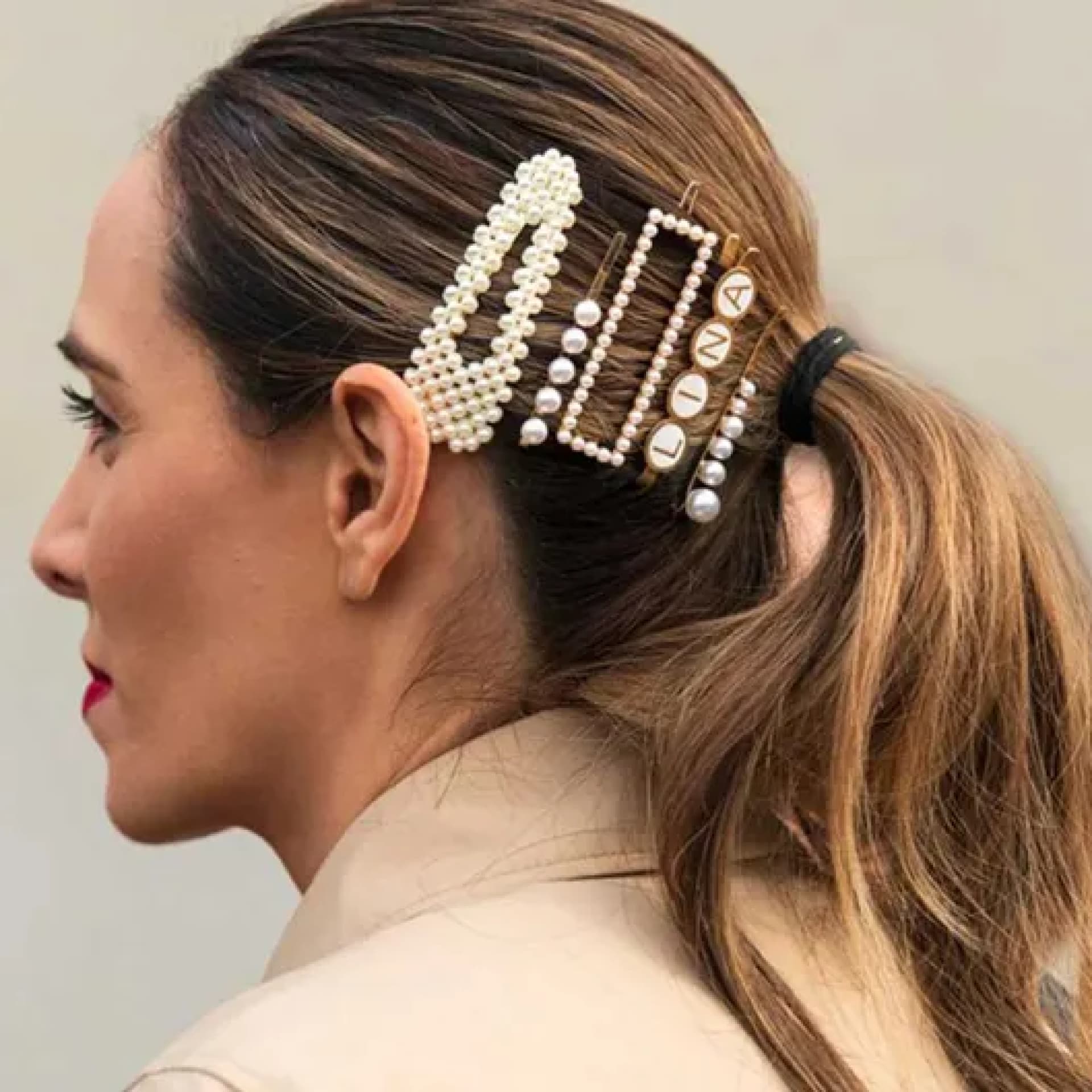 Frisurentipps Looks ohne Friseur Frau mit Haarspange Frisur