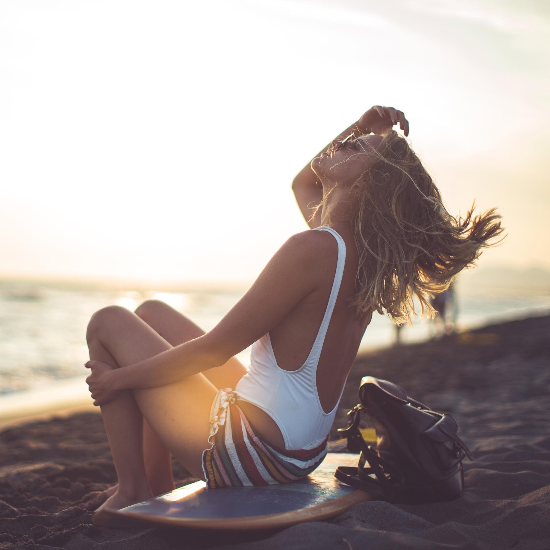 Frau am Strand mit langen Haaren