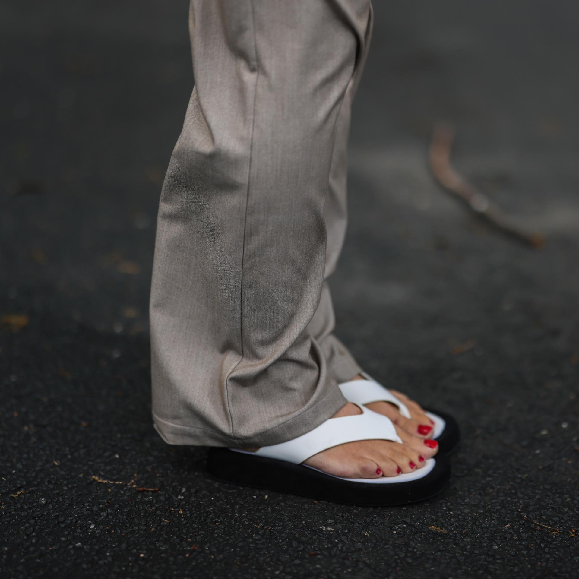 Frau trägt Chunky Flip Flops