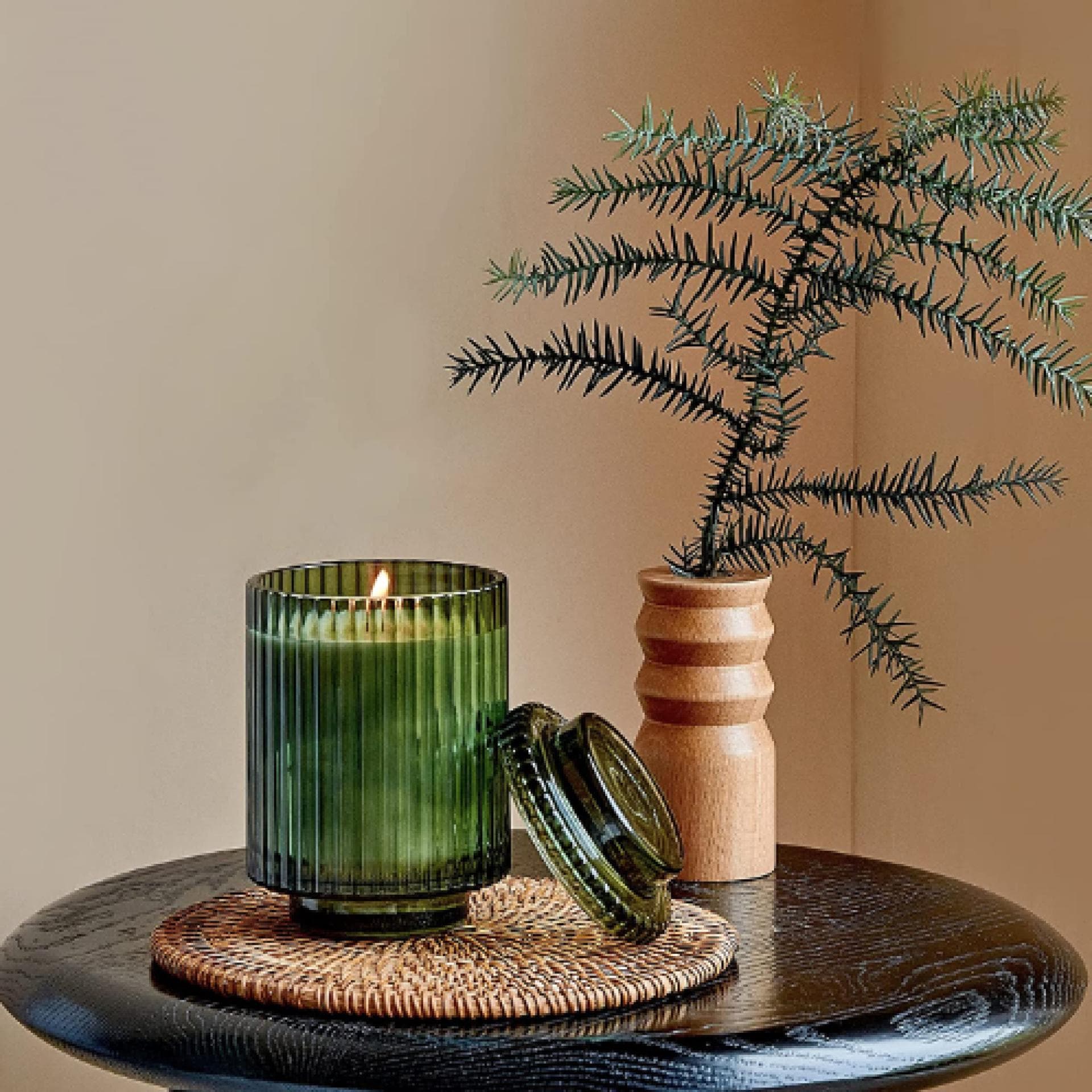 Interior 2022: Diese 4 Duftkerzen riechen herrlich nach Weihnachten La Jolie Muse Kerze mit Tannenduft