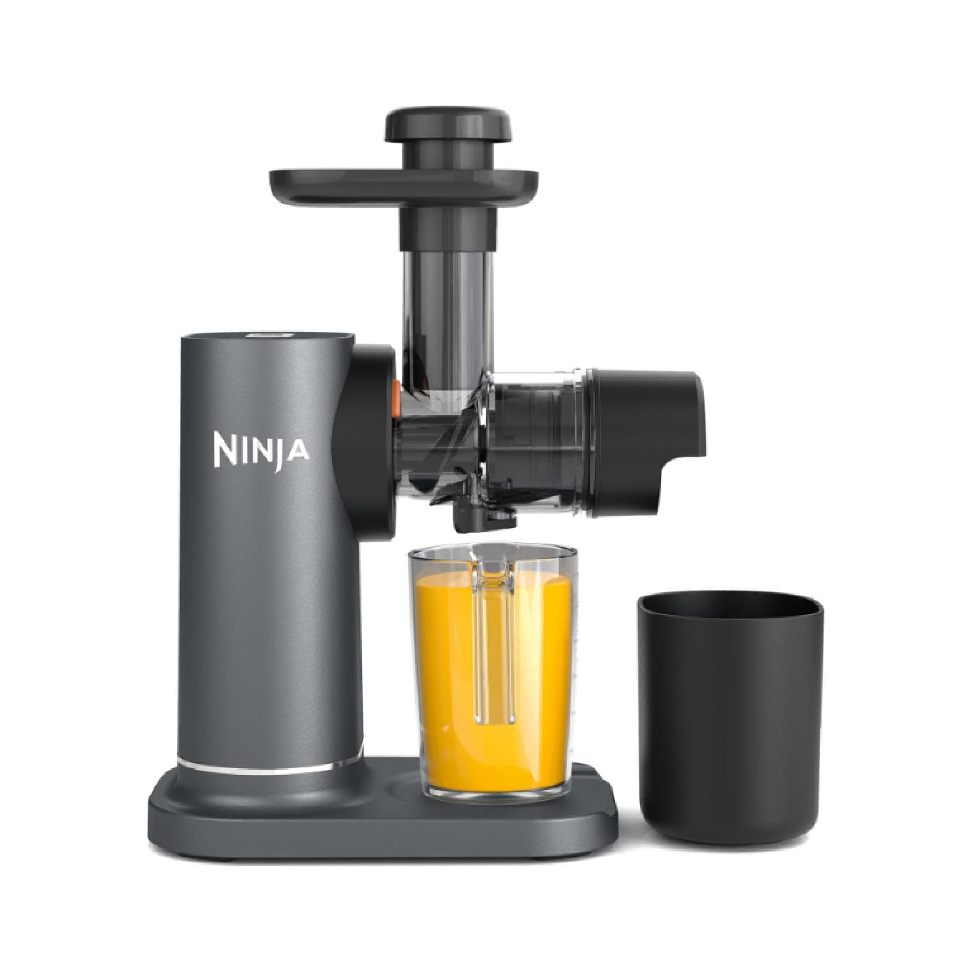 Mit dem Slow Juicer von Ninja lassen sich tolle Säfte zaubern. Entsafter von Ninja mit Orangensaft im Behälter.