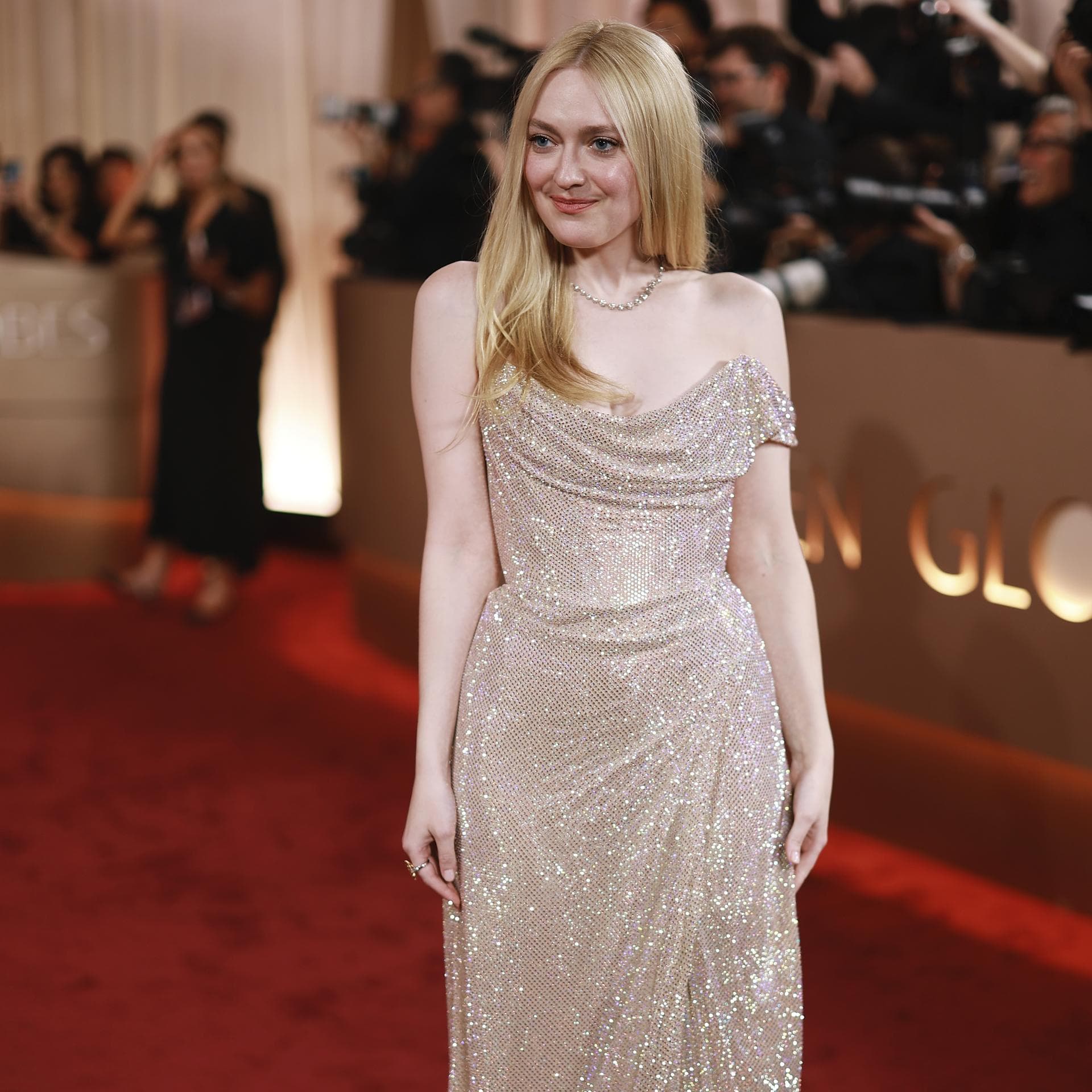 Dakota Fanning mit einem glitzernen Off-Shoulder-Kleid.