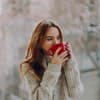 Frau mit Kaffee