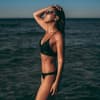 Frau in schwarzem Bikini