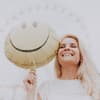 Horoskop: Frau lacht mit Luftballon