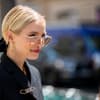 Leonie Hanne mit Scrunchie im Sommer