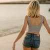 Mädchen mit Jeansshorts am Strand 