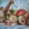 frau im bett in unterwäsche mit blumen