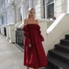 Leonie Hanne im dunkelroten Kleid 