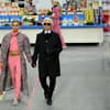Karl Lagerfeld und Cara Delevigne Hand-in-Hand auf dem Catwalk