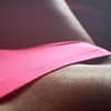 frau in rosa unterhose