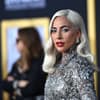 Lady Gaga in einem silbernen Kleid