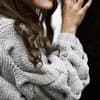 Frau mit Wollpullover