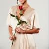 Bachelor-Kandidatin mit Rose