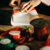 Frau packt Geschenke ein