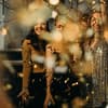 Frauen in Konfetti an Silvester