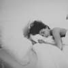 frau nackt im bett traurig 