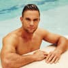 bachelor 2020 sebastian preuss im pool oben ohne