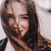 Junge Frau mit reiner Haut und wehenden Haaren 