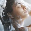 shampoo conditioner frau wäscht sich die haare 