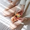 Frau mit Papaya im Bett