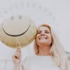Frau lacht mit Ballon
