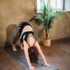 Frau beim Yoga im Herabschauenden Hund