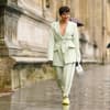Frau hat braunen Pixie Cut