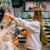 Atemschutzmaske tragen im Supermarkt