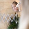Frau vor dem Kometikspiegel