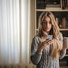 Frau Zuhause am Handy