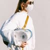 Frau mit Maske