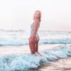 Frau am Strand im Meer