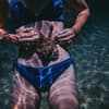 Frau unter Wasser im Bikini