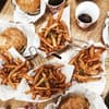 Pommes und Burger auf dem Tisch